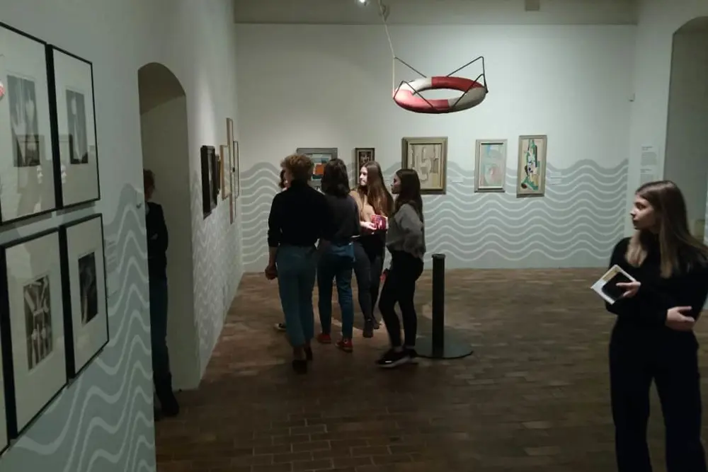 Studenti 1. ročníku si prohlížejí výstavu Devětsil