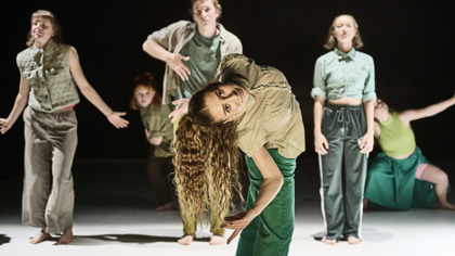 studenti při představení