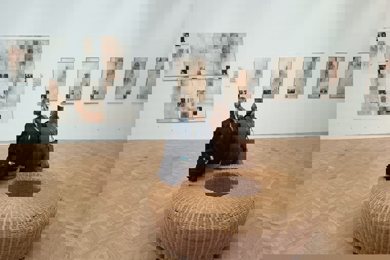 studenti na výstavě