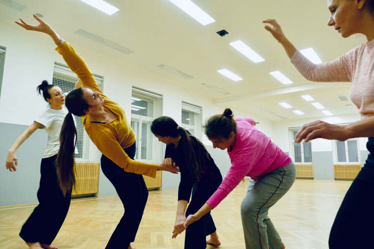 tanečníci ve studiu