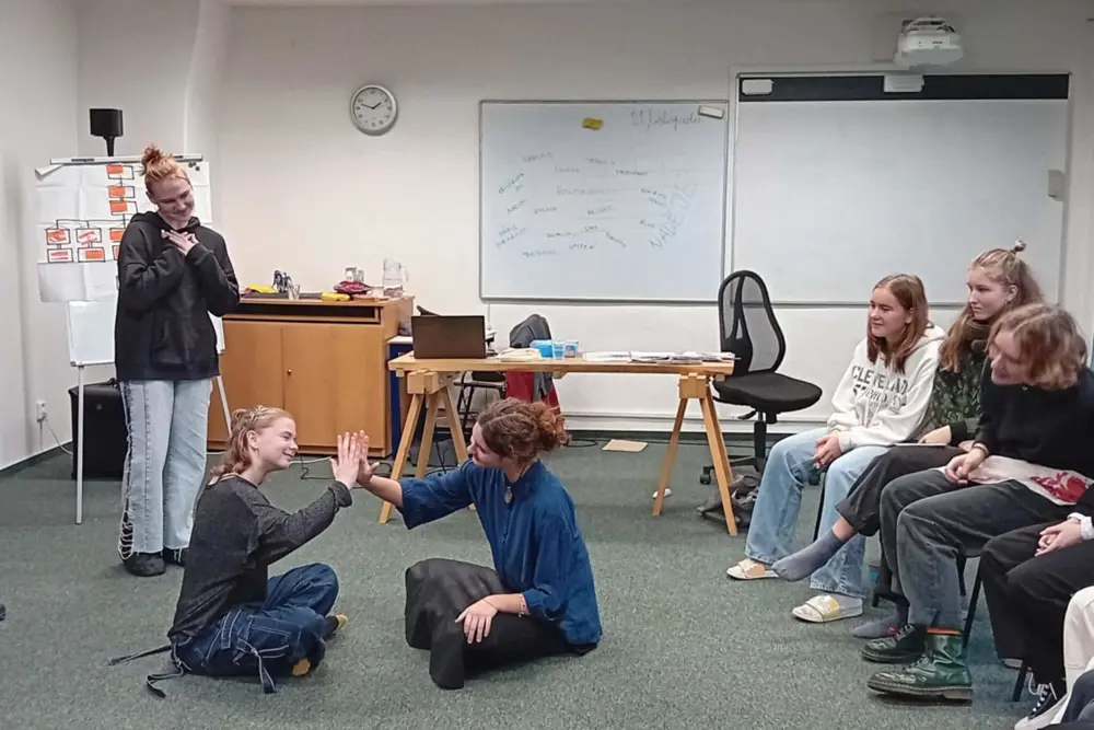 studenti na workshopu v učebně