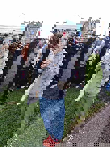 Studenti na procházce Broadstairs