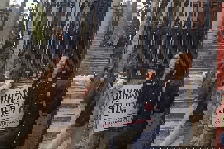 studentky u názvu ulice v Londýně