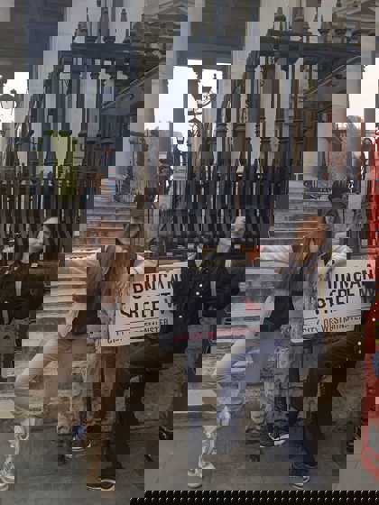 studentky u názvu ulice v Londýně