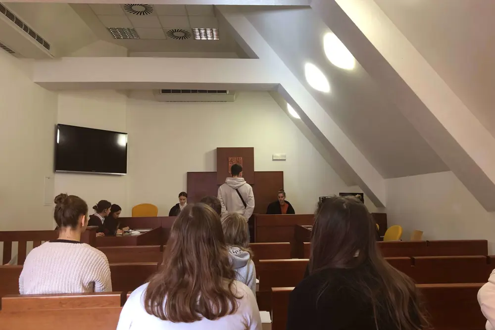 Žáci na simulovaném soudu