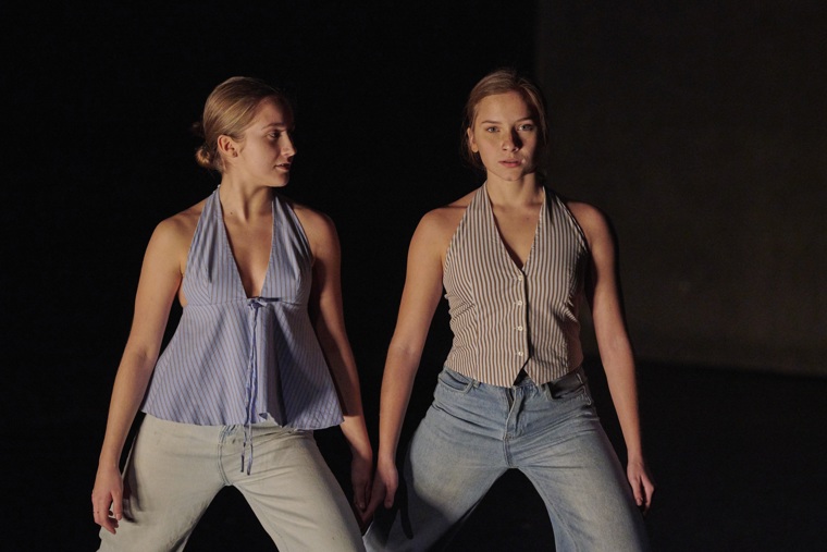 studenti tančí na představení