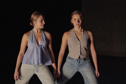 studenti tančí na představení