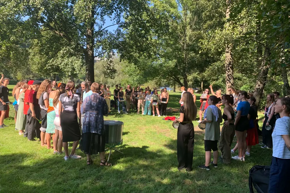 studenti v parku