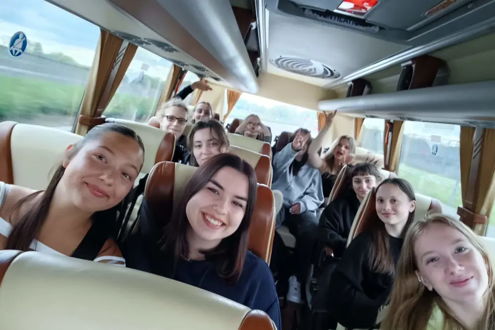 studenti v autobuse