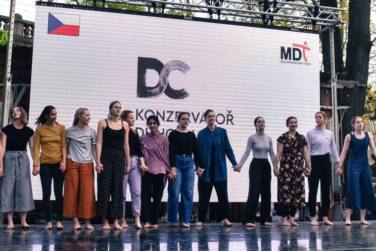 Studenti na Mezinárodním dni tance