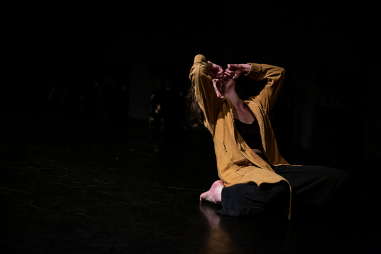 Tanečnice ve žlutém oblečení