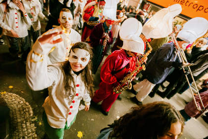 studenti v satirickém průvodu