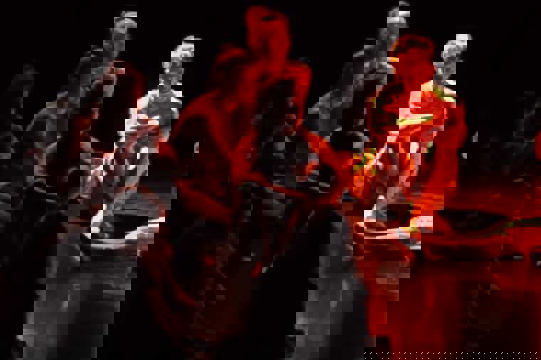 studenti při přípravě představení