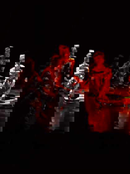 studenti při přípravě představení