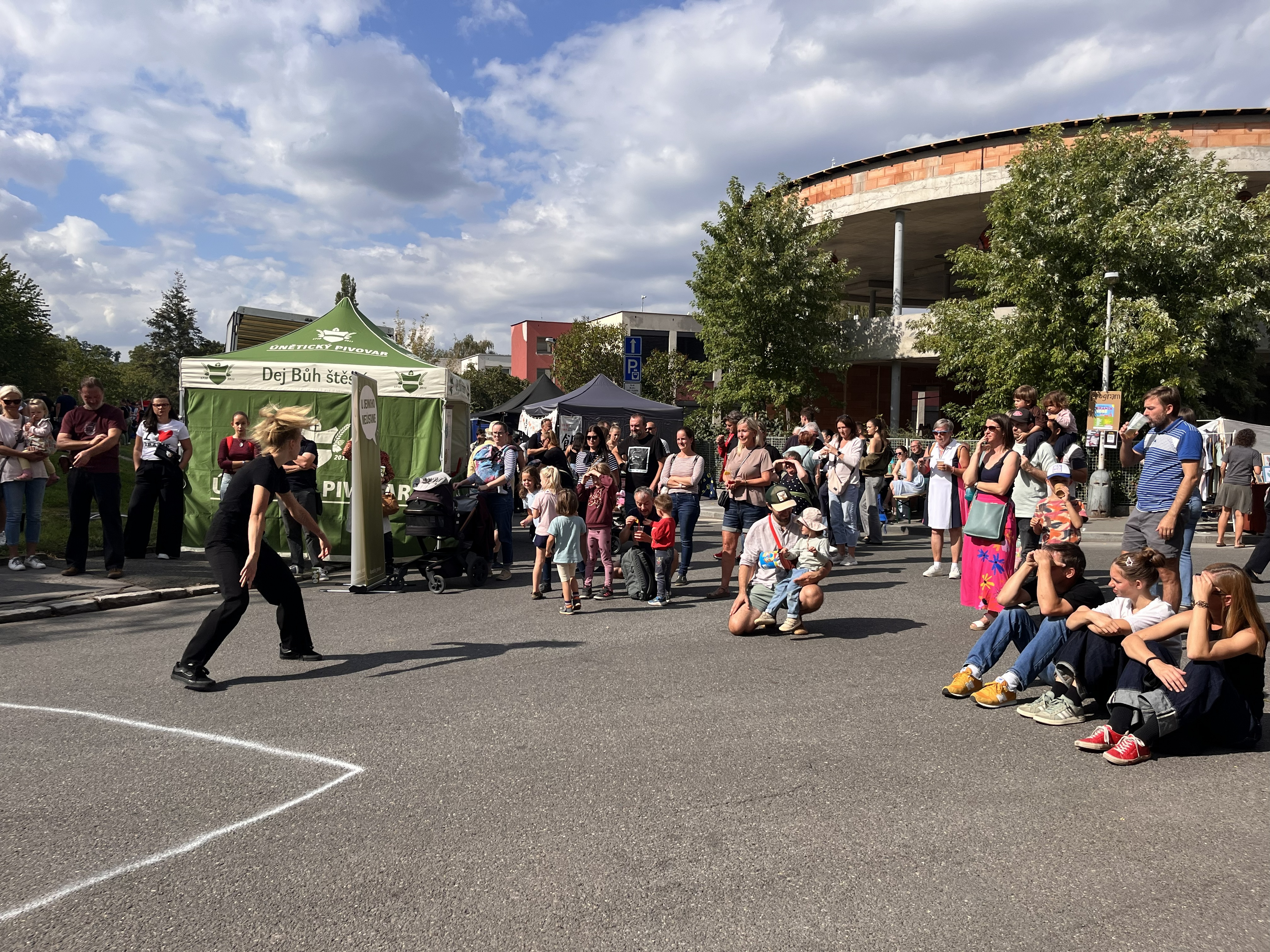studentka tančí na festivalu Braník sobě