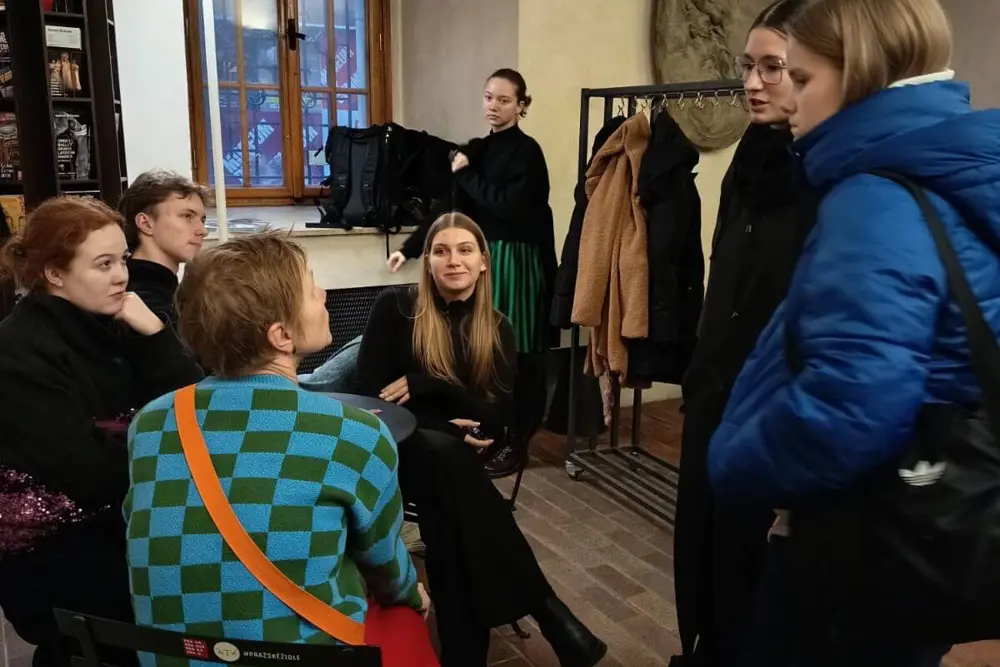studenti na výstavě