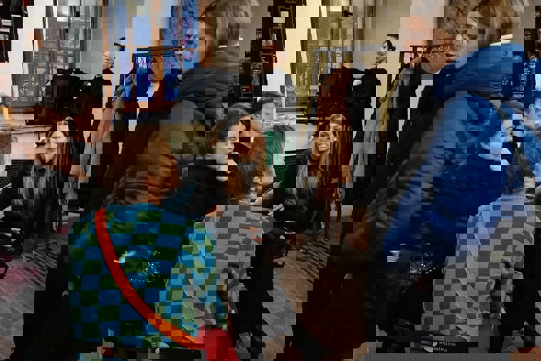 studenti na výstavě