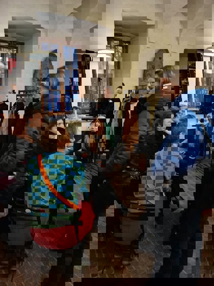 studenti na výstavě