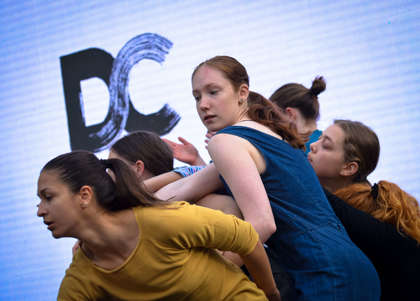 Tančící studentky