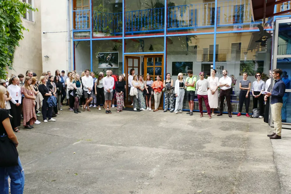 Lidé na dvorečku