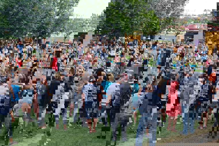 Studenti tančí na festivalových zahradách