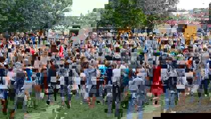 Studenti tančí na festivalových zahradách