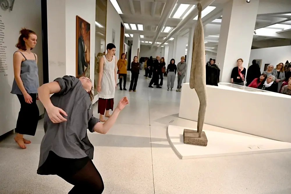 studenti tančí v Národní galerii