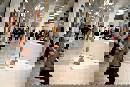 studenti tančí v Národní galerii