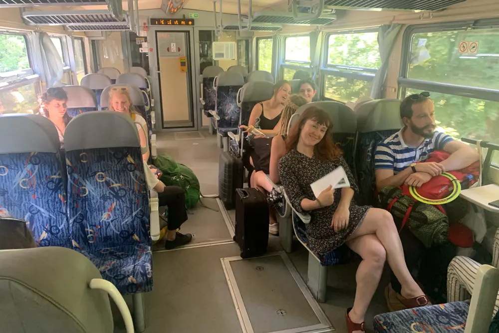 Studenti a pedagogové ve vlaku