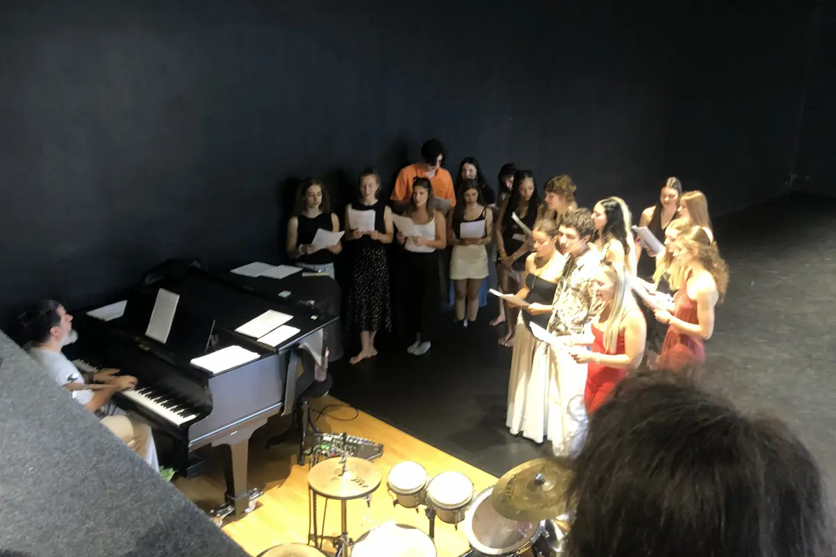studenti tančí na sále