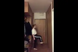 tanečnice v úzké chodbě