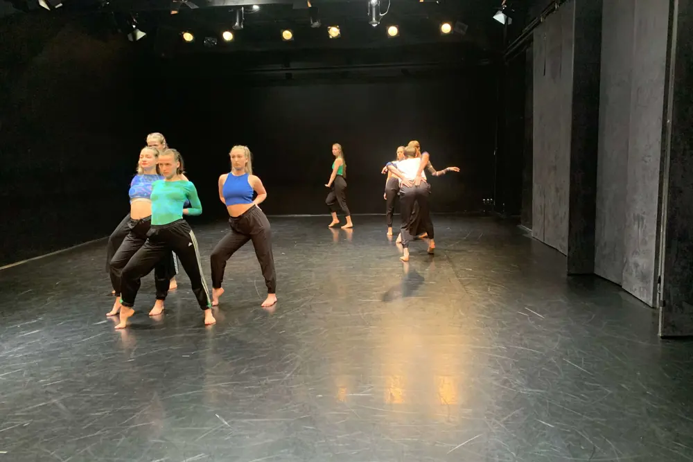 Tanečníci v choreografii Tajnosti