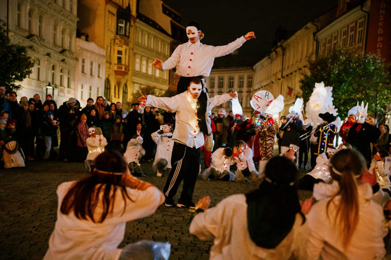 studenti v satirickém průvodu
