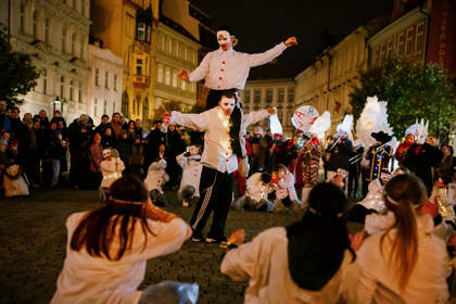 studenti v satirickém průvodu