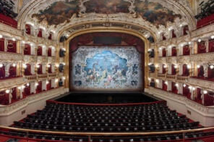 Marta Trpišovská a Lea Švejdová spolu s Dagmar Peckovou ve Státní opeře