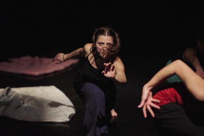 studenti tančí na představení