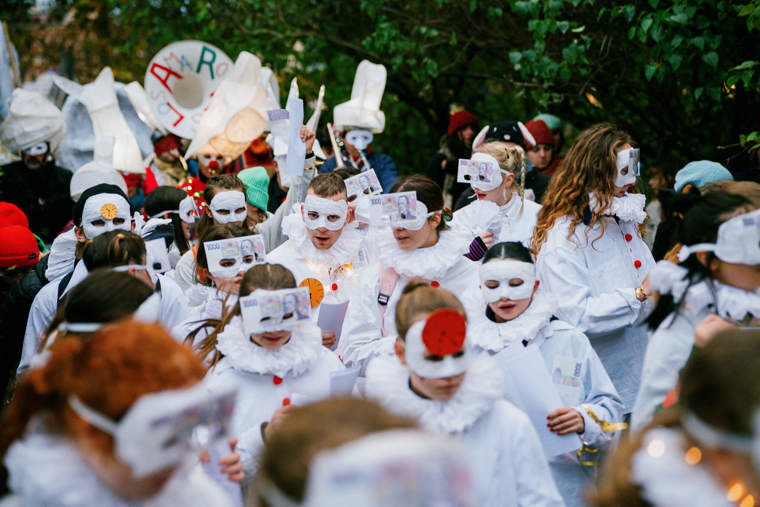 studenti v satirickém průvodu