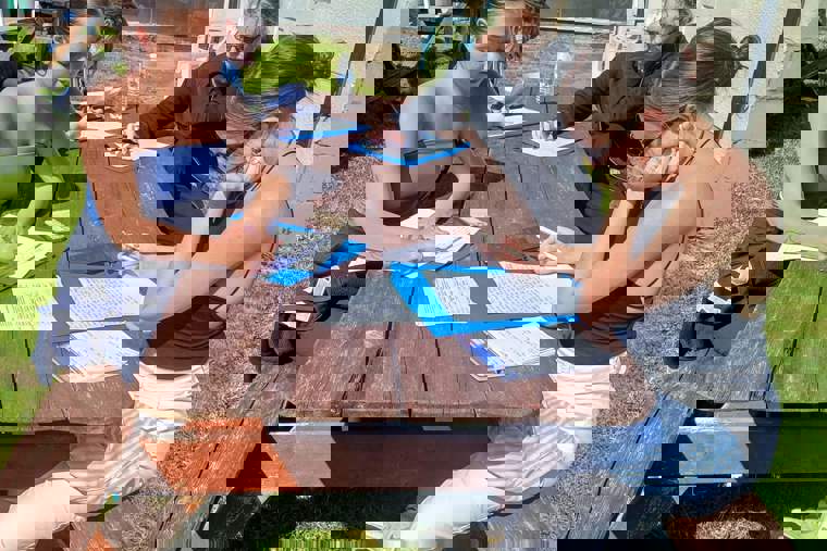 studenti venku v college