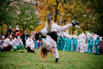 studenti v satirickém průvodu