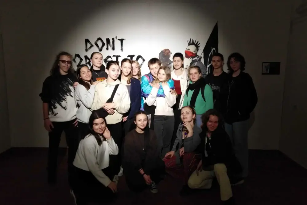 studenti na výstavě