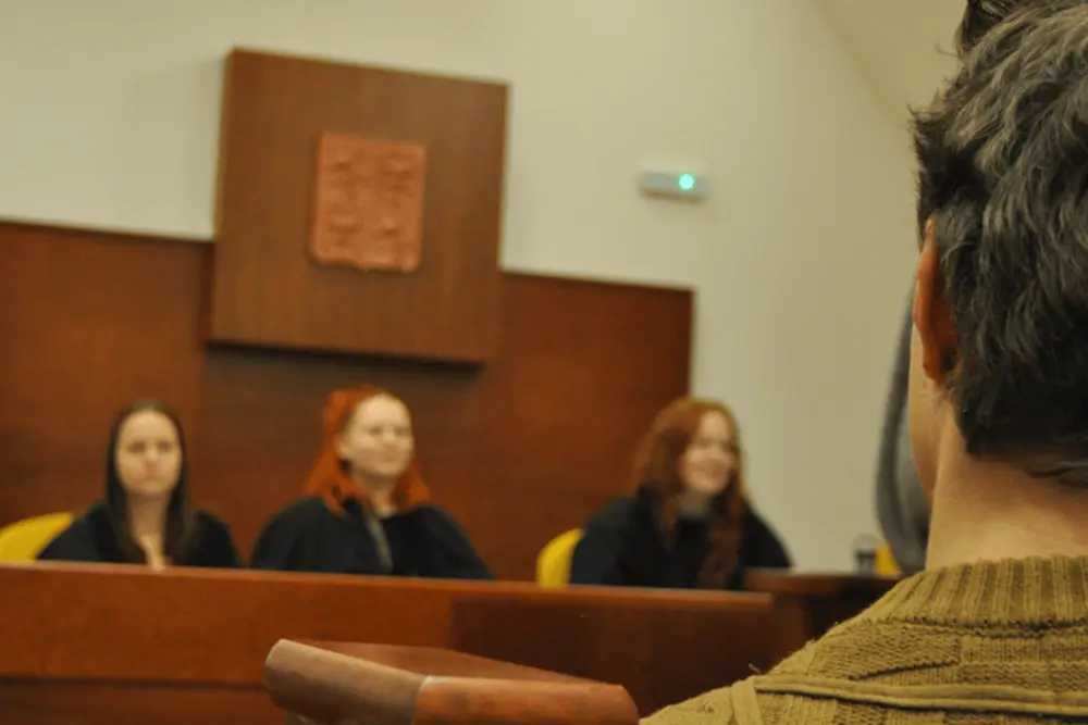studentka na simulovaném soudu