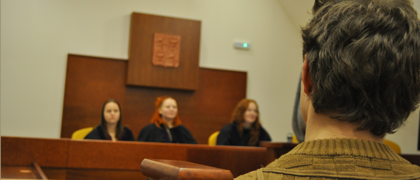 studentka na simulovaném soudu