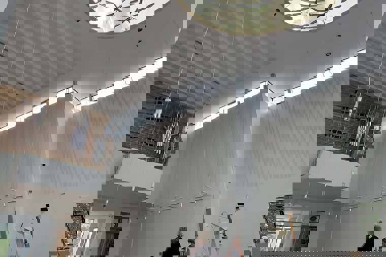 interiér kostela a studenti DC