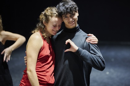 studenti tančí na představení