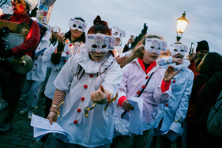 studenti v satirickém průvodu