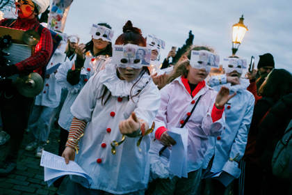 studenti v satirickém průvodu