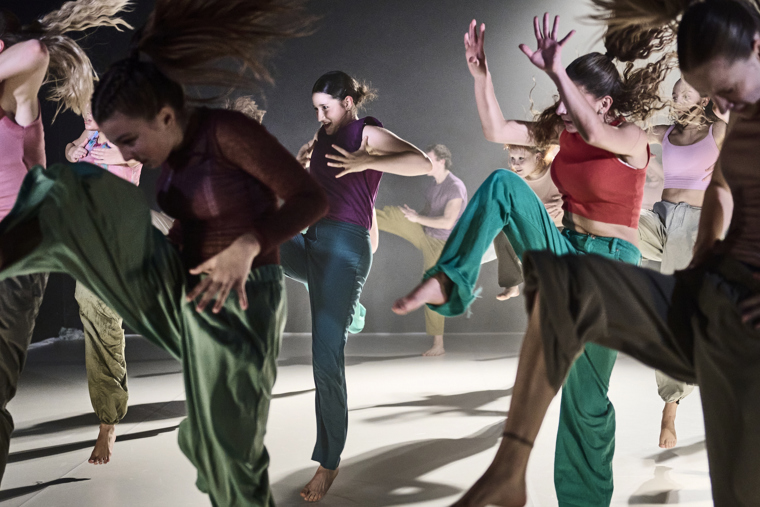 studenti při představení