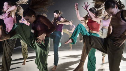 studenti při představení