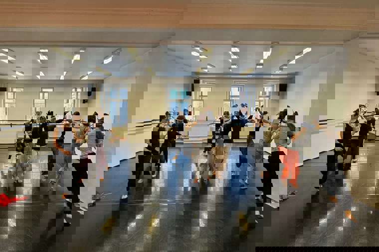 studenti s maskami na dílně