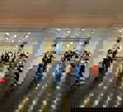 studenti s maskami na dílně